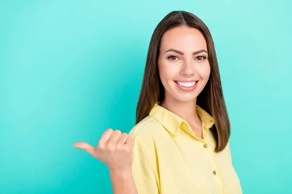 Φωτογραφία της χαρούμενης νεαρής ευτυχισμένης γυναίκας σημείο δάχτυλο κενό χώρο πώληση ειδήσεων απομονώνονται σε teal φόντο χρώμα — Φωτογραφία Αρχείου