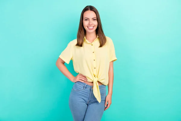 Foto van gelukkige jonge vrolijke vrouw houden hand taille goed humeur zomer seizoen geïsoleerd op teal kleur achtergrond — Stockfoto