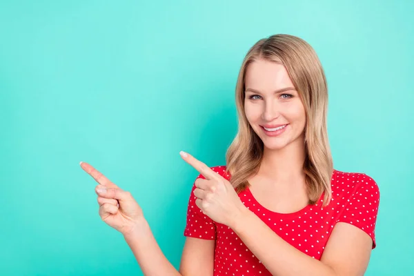 Foto wanita muda bahagia senyum positif menunjuk jari kosong ruang iklan chocie langsung terisolasi atas warna latar belakang pirus — Stok Foto