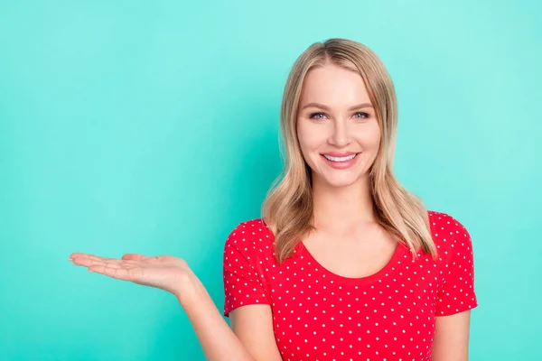 Foto da jovem mulher feliz sorriso positivo mostrar mão anunciar produto promo sugerem isolado sobre fundo de cor turquesa — Fotografia de Stock