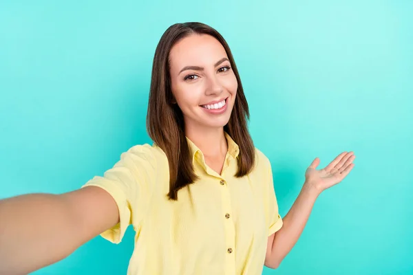 Fotografie krásné mladé brunetky dáma do selfie index prázdný prostor oblečení žlutý top izolované na pozadí teal barva — Stock fotografie