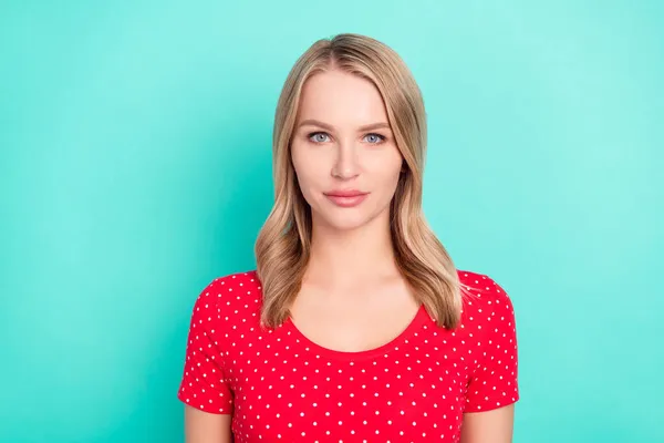 Foto retrato mujer rubia cara seria usando punteado rojo camiseta aislado vibrante fondo turquesa —  Fotos de Stock