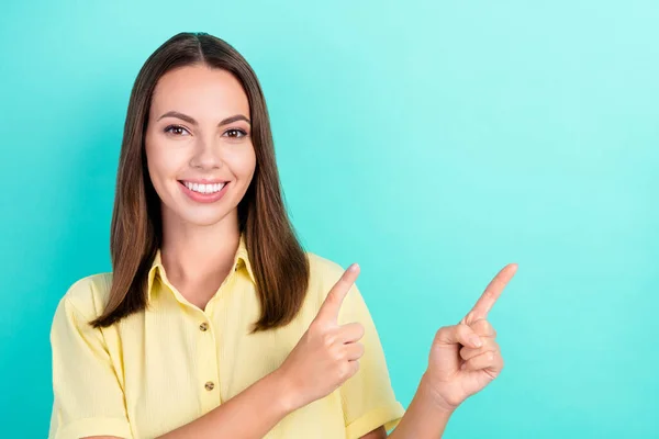 Foto van schattige duizendjarige brunette dame bevorderen lege ruimte dragen gele top geïsoleerd op teal kleur achtergrond — Stockfoto