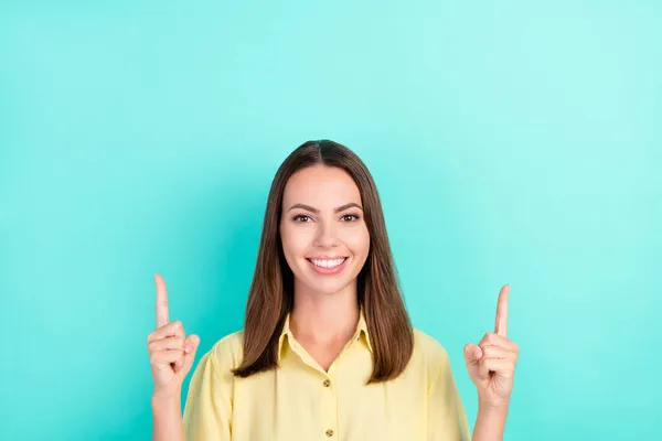 Foto de fresco milenar senhora morena oferecer espaço vazio desgaste amarelo top isolado no fundo cor teal — Fotografia de Stock