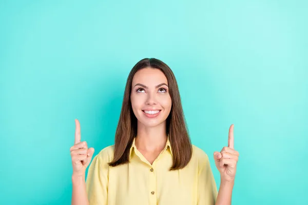 Foto de curioso jovem morena senhora ponto olhar para cima espaço vazio desgaste amarelo topo isolado no fundo cor teal — Fotografia de Stock