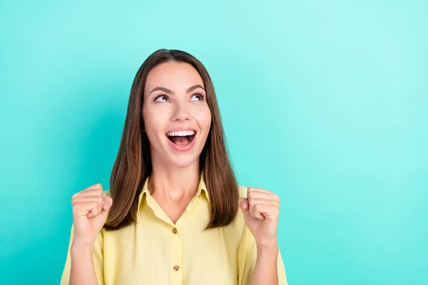 Foto de comemorar milenar morena senhora mãos punhos olhar anúncio gritar desgaste amarelo top isolado no fundo cor teal — Fotografia de Stock