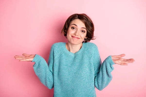 Foto de clueless engraçado jovem senhora olhar câmera encolher ombros desgaste azul suéter isolado rosa fundo — Fotografia de Stock