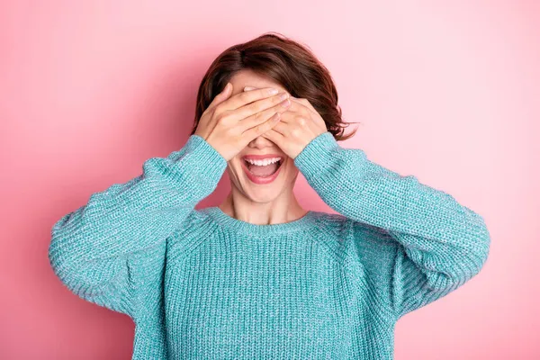 Φωτογραφία από αστείο ενθουσιασμένοι νεαρή κυρία καλύπτουν τα μάτια παλάμες ανοιχτό στόμα φορούν μπλε πουλόβερ απομονωμένο ροζ φόντο — Φωτογραφία Αρχείου