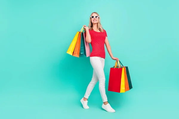 Teljes hossz testméret fotó nő megy vásárolni visel stílusos napszemüveg elszigetelt fényes kék szín háttér — Stock Fotó