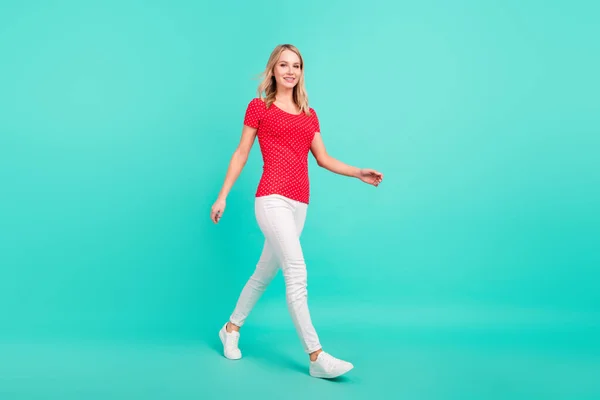 Full size profiel zijkant foto van jonge vrouw gelukkig positieve glimlach gaan lopen vergadering geïsoleerd over teal kleur achtergrond — Stockfoto