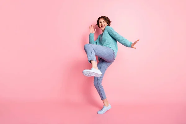 Full size ritratto di allegro soddisfatto signora dente sorriso sollevare gamba danza isolato su sfondo di colore rosa pastello — Foto Stock