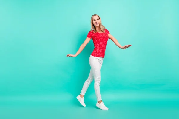 Full size profilo lato foto di giovane donna felice sorriso positivo andare a piedi passo isolato su sfondo color verde acqua — Foto Stock