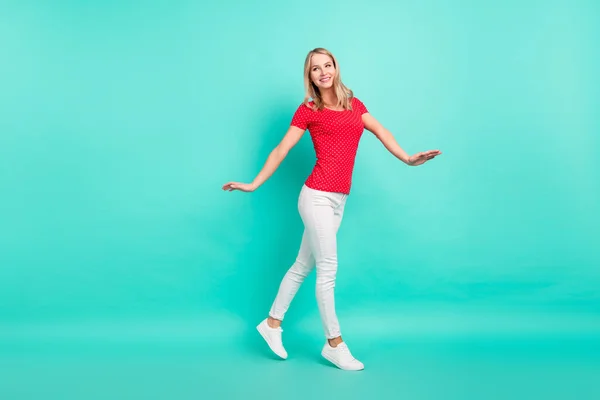 Perfil de tamaño completo lado de la foto de la joven sonrisa positiva feliz ir caminar paso aislado sobre fondo de color verde azulado — Foto de Stock