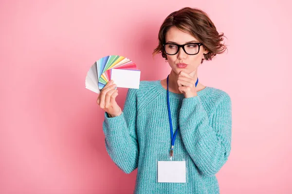 Фото милой неуверенной курчавой брюнетки прическа леди держит карты кулаком лицо носить очки синий свитер изолирован на розовом фоне — стоковое фото