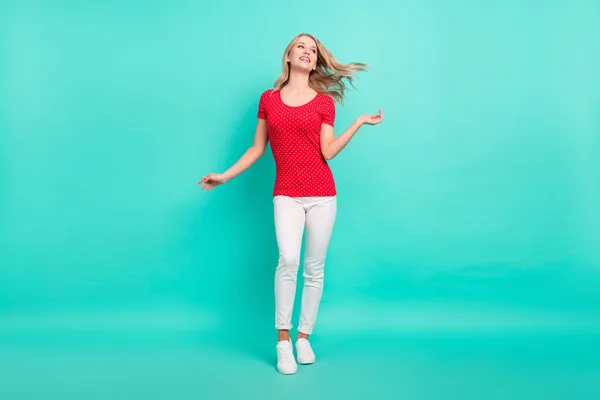 Foto de tamaño completo de la joven atractiva mujer feliz sonrisa positiva volar champú de pelo de aire aislado sobre fondo de color verde azulado — Foto de Stock