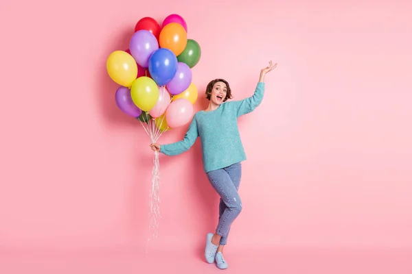 Longitud completa cuerpo tamaño foto chica riendo mantener pila de globos cumpleaños partido aislado pastel rosa color fondo — Foto de Stock
