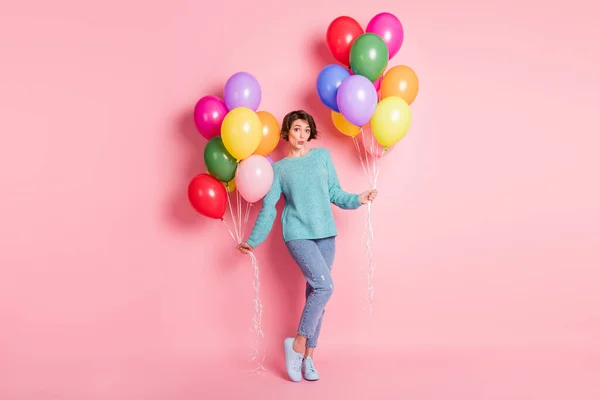 In voller Länge Foto von funky glücklich junge Frau halten Luftballons Lippen schmollte gute Laune isoliert auf rosa Hintergrund — Stockfoto
