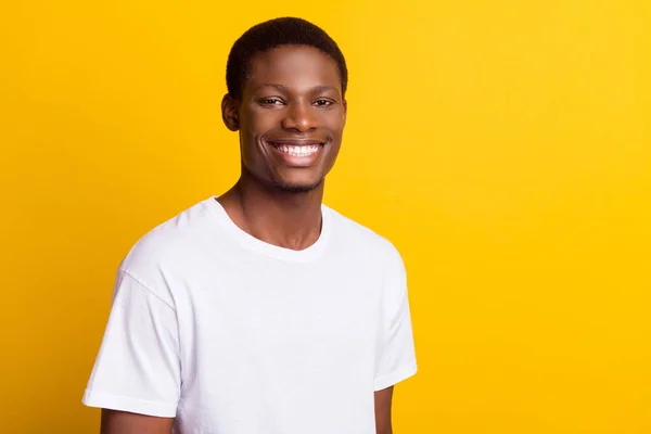 Foto van mooie brunet jonge man dragen witte t-shirt geïsoleerd op gele kleur achtergrond — Stockfoto