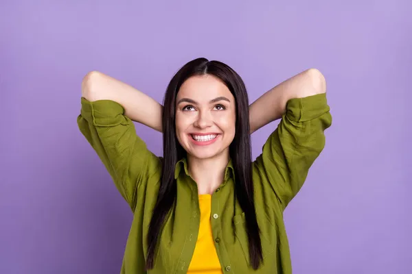 Fotografie rozkošné sladké ženy nosit khaki outfit hledá prázdný prostor zbraně za hlavou usmívá izolované fialové barvy pozadí — Stock fotografie