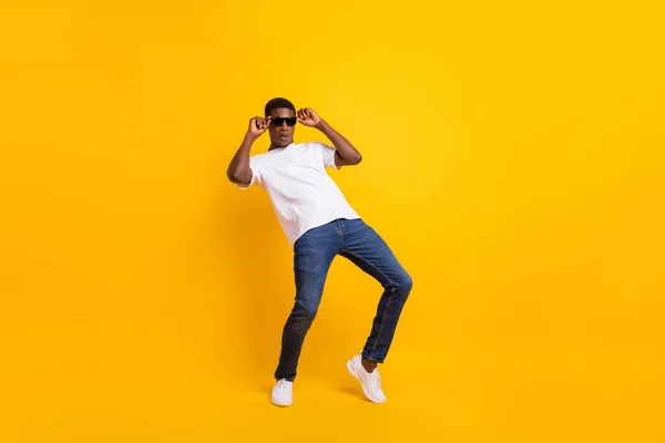 Full längd kroppsstorlek bild av attraktiv funky kille dans har kul berörande specifikationer isolerade över ljusa gula färg bakgrund — Stockfoto