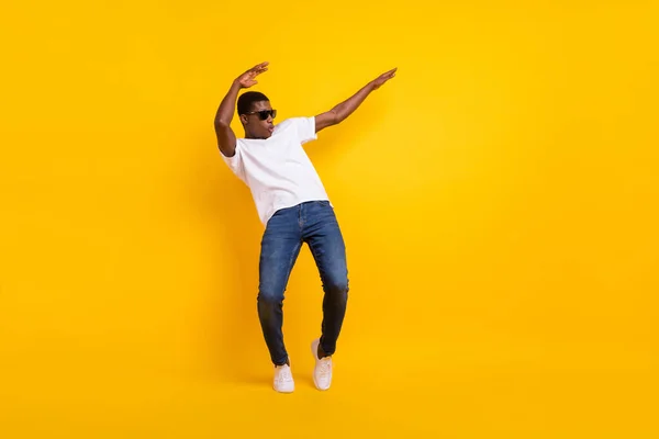 Longitud completa tamaño del cuerpo vista de atractivo alegre chico bailando pucheros labios divertirse aislado sobre brillante amarillo color de fondo — Foto de Stock