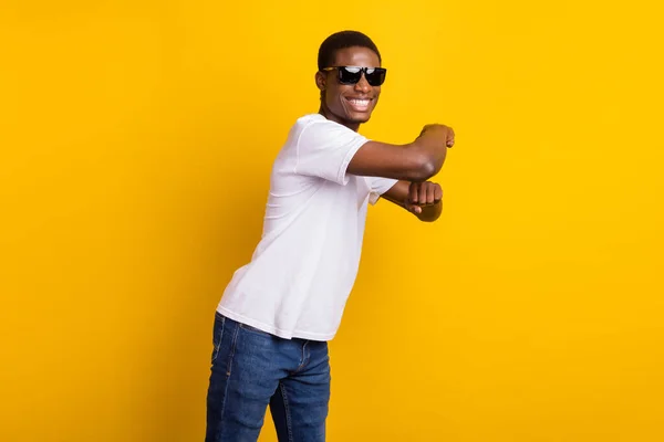 Foto van aantrekkelijke funky afro Amerikaanse jongeman dansen goed humeur zonneglas geïsoleerd op gele kleur achtergrond — Stockfoto