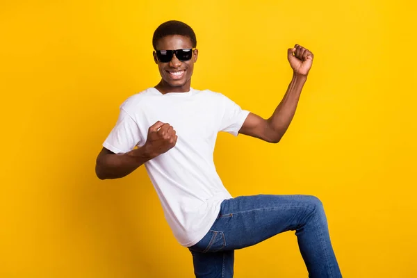 Porträtt av attraktiv lycklig glad kille dans ha kul glädje isolerad över ljusa gula färg bakgrund — Stockfoto