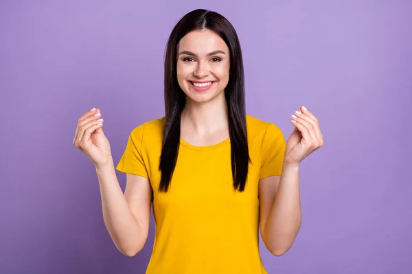 Foto de encantadora jovem senhora vestida roupas amarelas mostrando gesto gourmet isolado cor roxa fundo — Fotografia de Stock