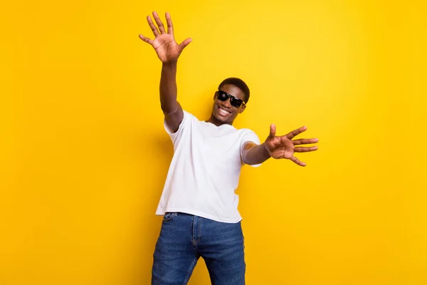 Foto de cool morena millennial cara abraço desgaste óculos branco t-shirt isolado no fundo de cor amarela — Fotografia de Stock