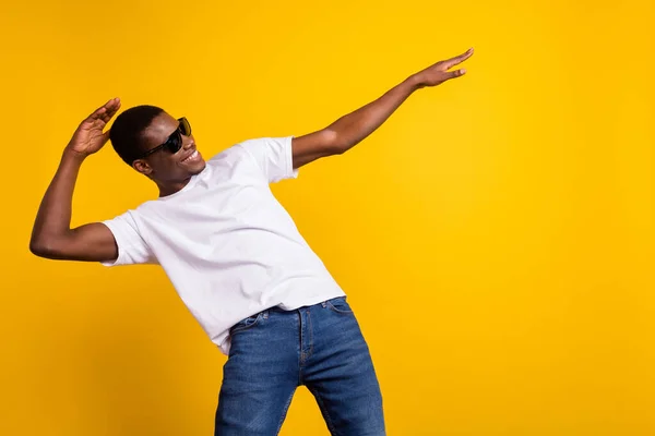 Portret van aantrekkelijke vrolijke jongen dansen plezier fooling geïsoleerd over helder gele kleur achtergrond — Stockfoto