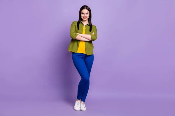 魅力的な若い女性の写真緑の服の腕を身に着けている笑顔孤立した紫色の背景 — ストック写真