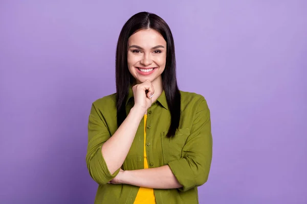 Foto av glänsande drömmande ung kvinna bära khaki outfit leende arm haka isolerad violett färg bakgrund — Stockfoto