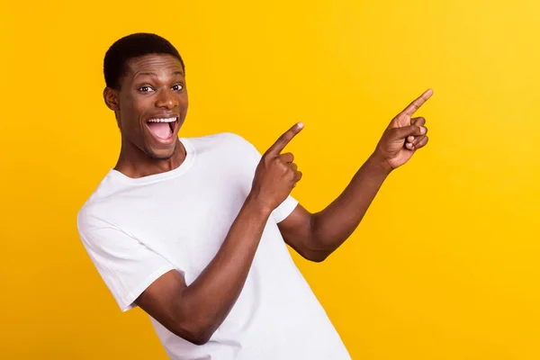 Portret van aantrekkelijke verbaasd vrolijke man demonstreren advertentie bieden koopje geïsoleerd over helder gele kleur achtergrond — Stockfoto