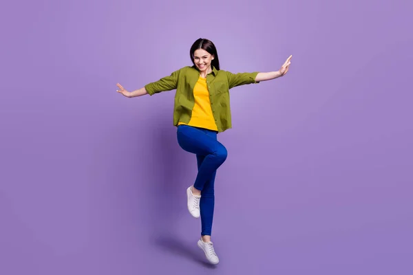 Foto de tamaño completo de la joven excitada feliz sonrisa positiva manos alas saltar aislado sobre fondo de color violeta —  Fotos de Stock