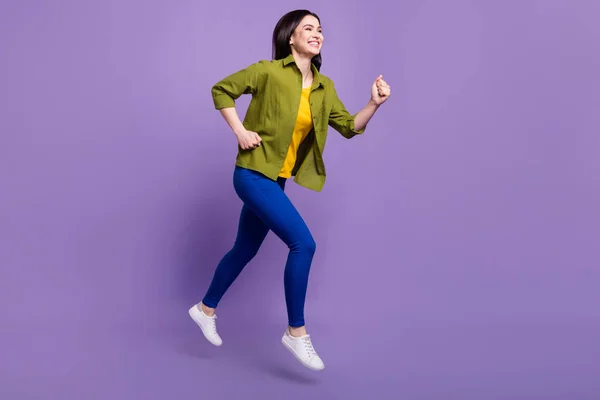 Plein profil du corps photo latérale de la jeune fille heureux sourire positif saut vitesse de course vente rapide isolé sur fond de couleur violette — Photo