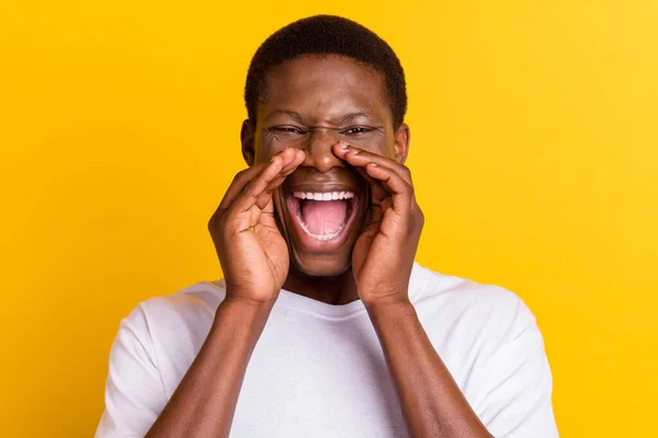 Retrato de cara louco atraente gritando grande notícia anúncio promotor isolado sobre fundo de cor amarelo brilhante — Fotografia de Stock