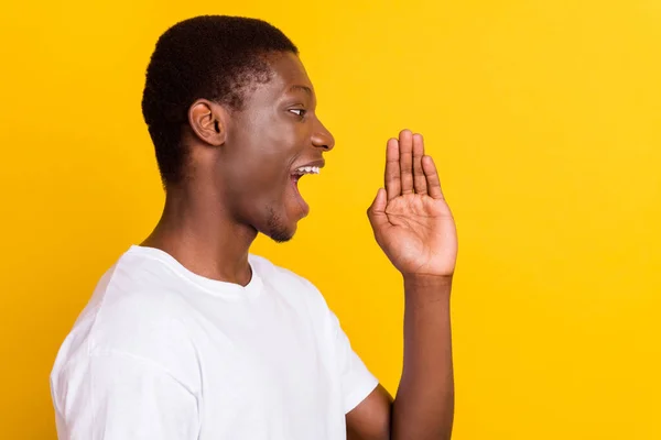 Perfil foto lateral do jovem afro-americano olhar segurar a boca mão dizer espaço vazio isolado no fundo de cor amarela — Fotografia de Stock