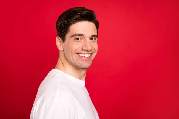 Profilbilde av en søt brunet ung fyr med hvit skjorte isolert på rød bakgrunn – stockfoto