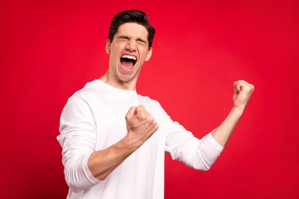 Foto di hooray brunet giovane ragazzo urlare mani pugni indossare camicia bianca isolato su sfondo di colore rosso — Foto Stock