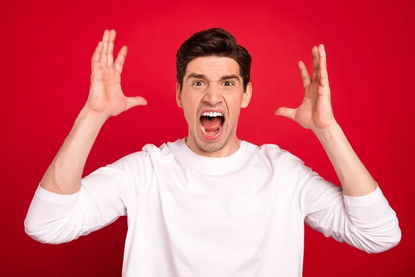Foto ritratto brunet in camicia bianca discutendo urlando pazzo irritato isolato vivido colore rosso sfondo — Foto Stock