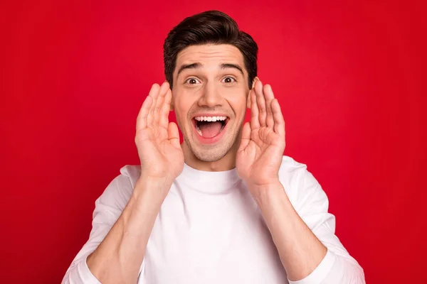 Photo portrait brunet in white shirt telling secret new information isolated vivid red color background — Stock Photo, Image