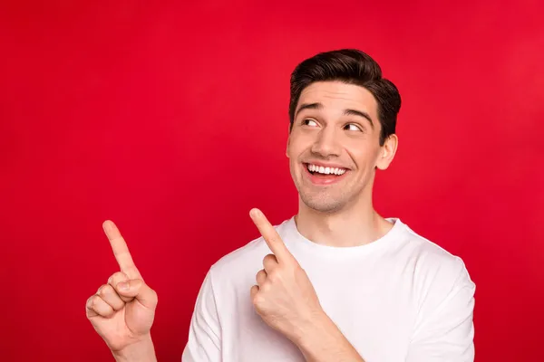 Photo portrait brunet guy in white shirt laughing pointing fingers empty space dreamy isolated vivid red color background — Stock Photo, Image