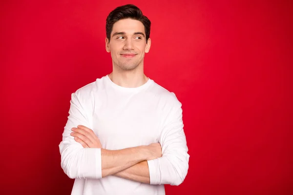 Bilde av en selvsikker brunet millennial fyr som ser tom ut gå med hvit skjorte isolert på rød bakgrunn – stockfoto