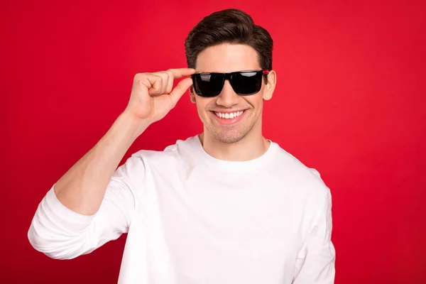 Foto de la encantadora morena millennial chico manos gafas desgaste camisa blanca aislada sobre fondo de color rojo — Foto de Stock