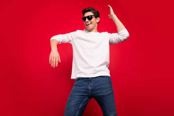 Komik esmer erkek dansının fotoğrafı kırmızı arkaplanda izole edilmiş beyaz gömlek gözlüğü takın — Stok fotoğraf