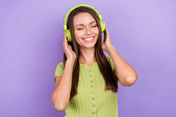 Foto av glada glada glada positiva kvinna bära headset musik lyssna gott humör isolerad på violett färg bakgrund — Stockfoto