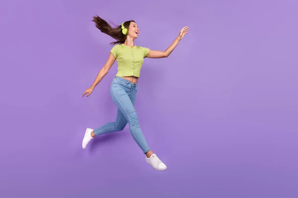 Lunghezza completa dimensione del corpo vista di abbastanza allegra ragazza che salta suono di ascolto divertirsi isolato su viola violetta colore sfondo — Foto Stock