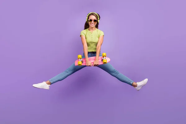 Vista completa del tamaño del cuerpo de la encantadora chica alegre saltando escuchando pop divertirse aislado sobre violeta púrpura color de fondo — Foto de Stock