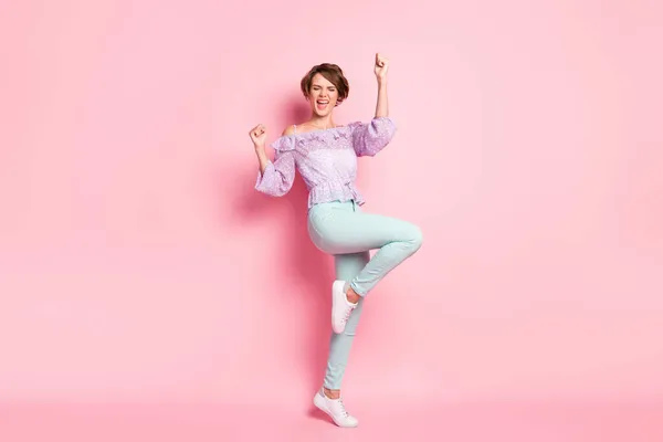 Foto de comprimento total retrato de celebrando mulher de pé em uma perna isolada no fundo de cor rosa pastel — Fotografia de Stock