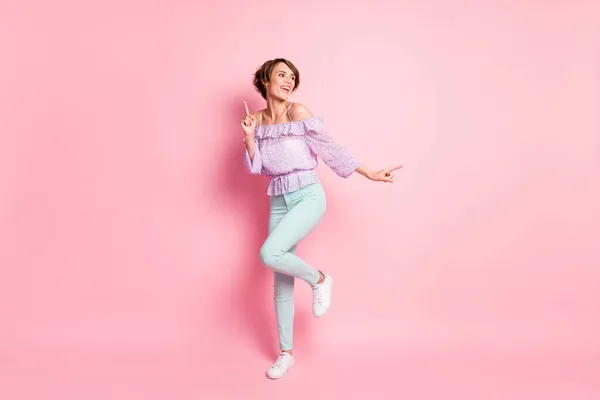 Foto de tamaño completo de joven atractiva hermosa feliz positivo excitado chica mirada copyspace bailando aislado sobre fondo de color rosa — Foto de Stock